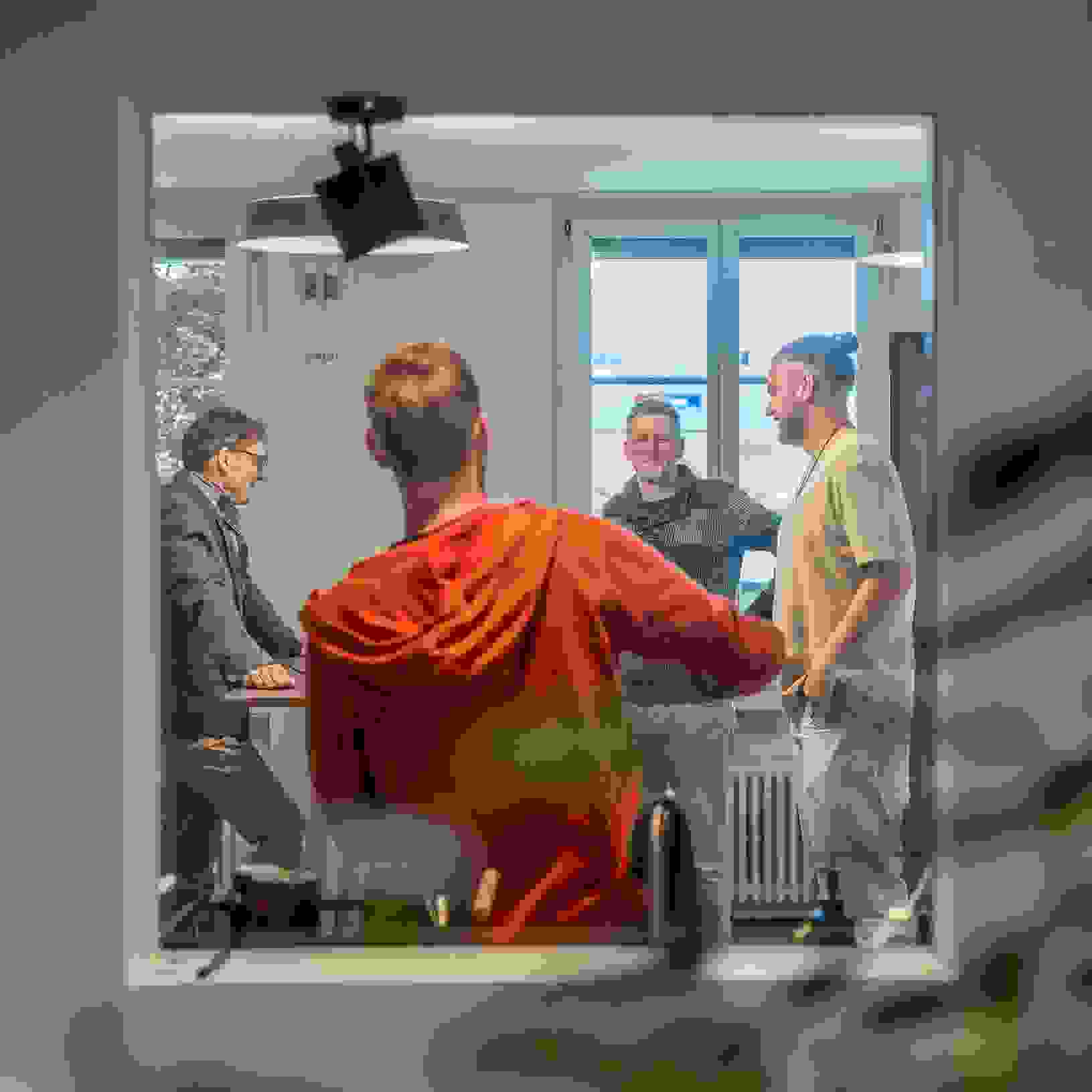 Team Gruppenbild Hub Team von cmsbox bei einer Besprechung im Büro.